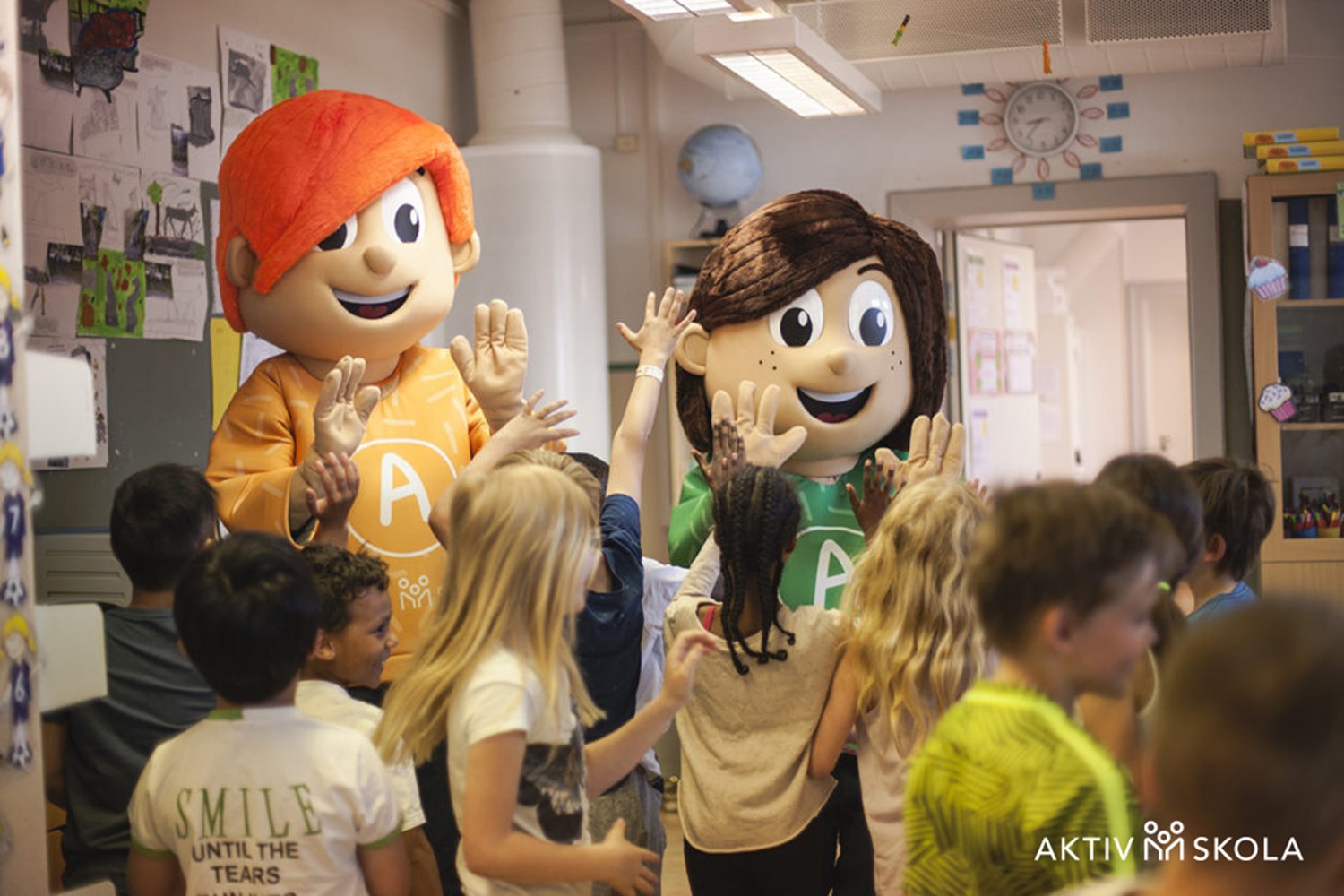 Tryggve och Joy är Aktivs Skolas maskotar och riktar sig främst till elever i årskurs F-3. Här dansandes med en skolklass för att bryta stillasittandet i några minuter.
